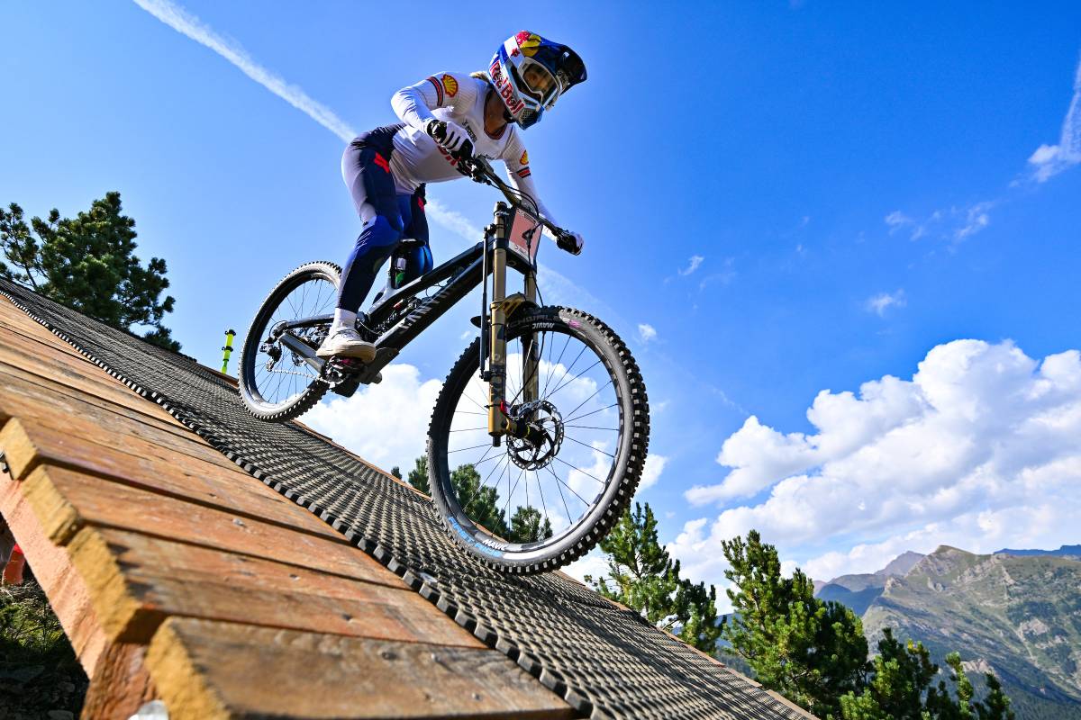 Downhill riders deliver sensational rides on day two of 2024 UCI