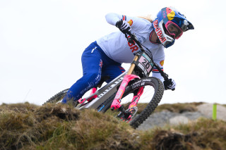 Tahnee Seagrave competing at the 2023 UCI Downhill MTB World Championships