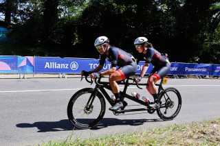 Lizzi Jordan and Danni Khan in the women's B tandem road race